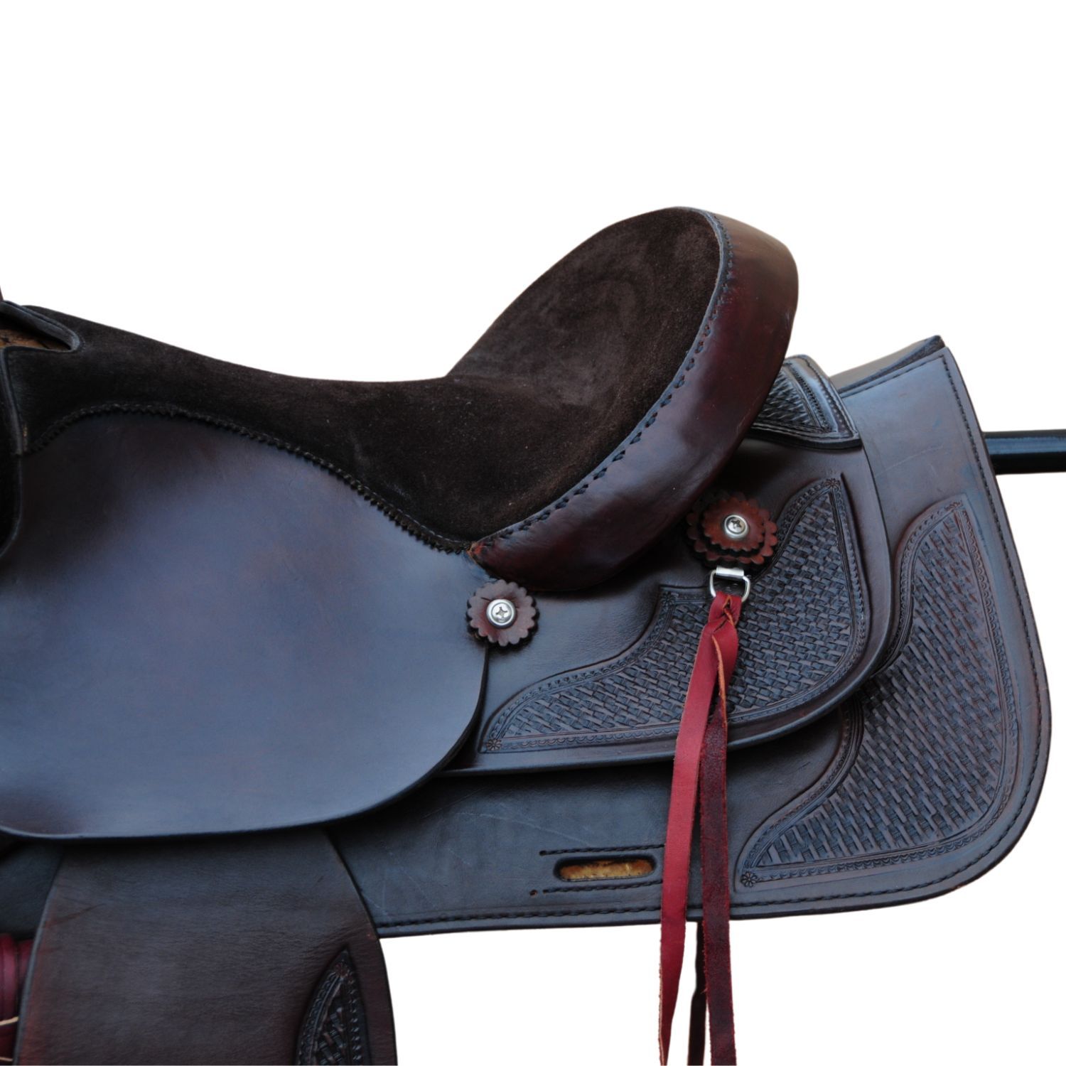Nahaufnahme eines dunkelbraunen Westernsattels. Gepolsterter Sitz, Ziernähte, dekorative Elemente. Auf weißem Hintergrund.