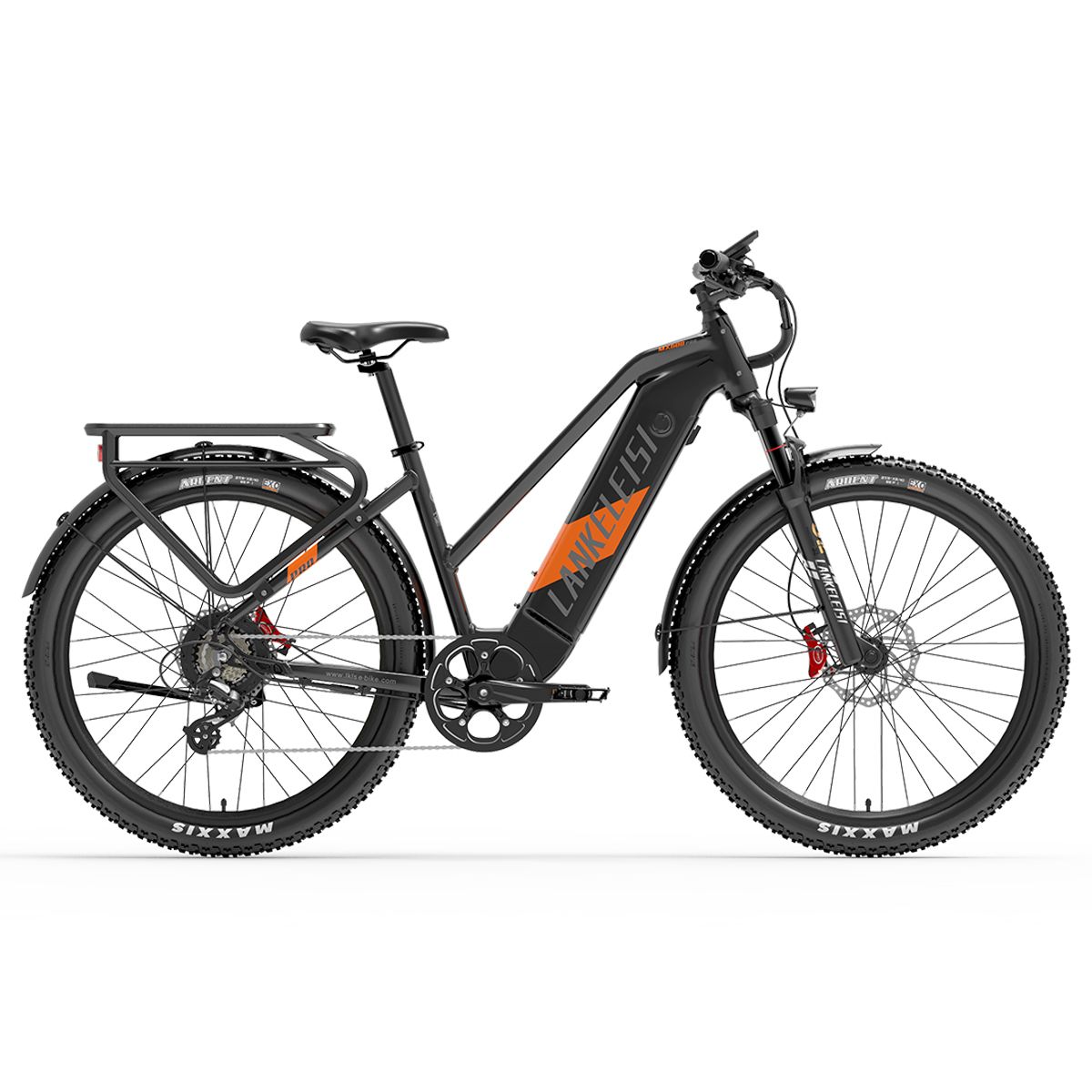 Schwarzes E-Trekking-Fahrrad. Orangefarbene Akzente. Gepäckträger. Große Reifen. Lenker mit Display. "Lankeleisi" Schriftzug.