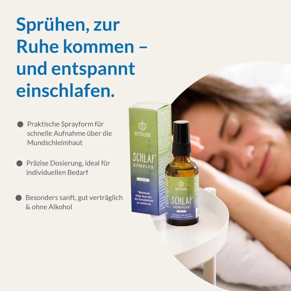 BitterLiebe Schlaf Komplex Spray und Schachtel neben schlafender Person. Text: Sprühen, zur Ruhe kommen - und entspannt einschlafen.