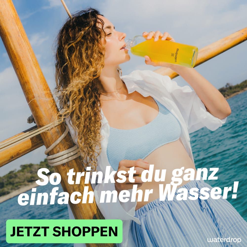 Frau trinkt waterdrop® aus einer Flasche auf einem Boot, mit dem Slogan 'So trinkst du ganz einfach mehr Wasser!'.
