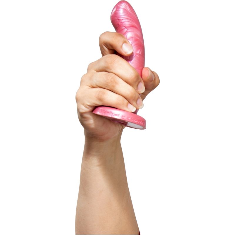 Hand hält rosa Dildo mit gebogener Form. Basis mit Schriftzug.