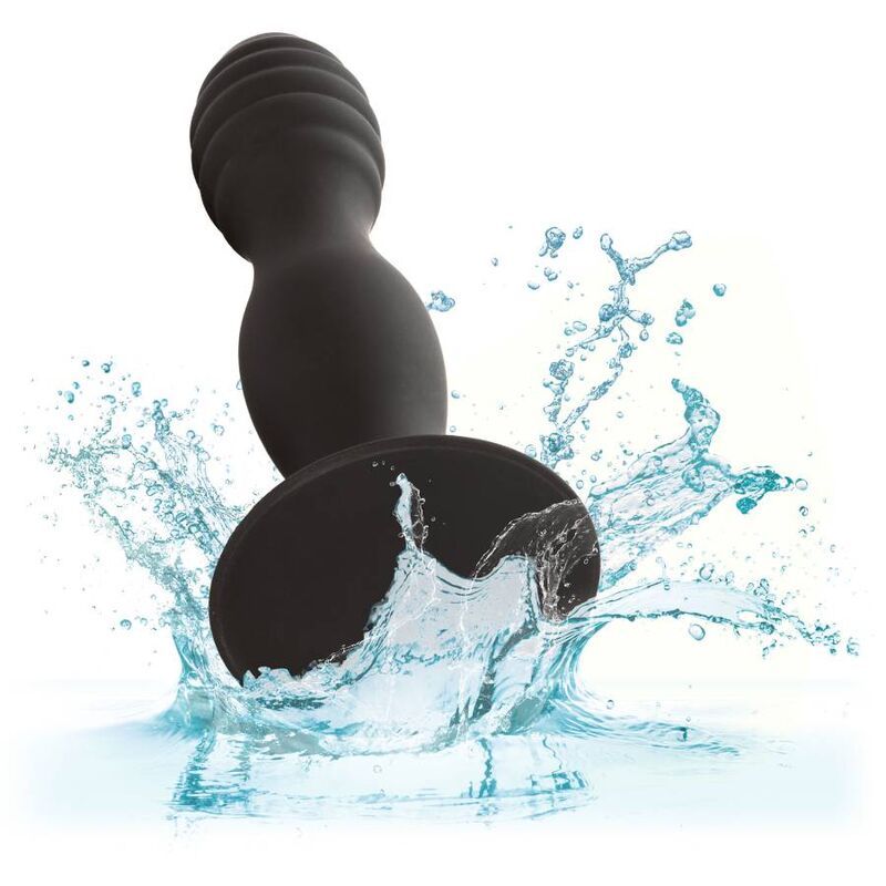 Schwarzer Anal-Stift im Wasser. Gerippte Spitze, Saugnapf-Basis. Spritzwasser.