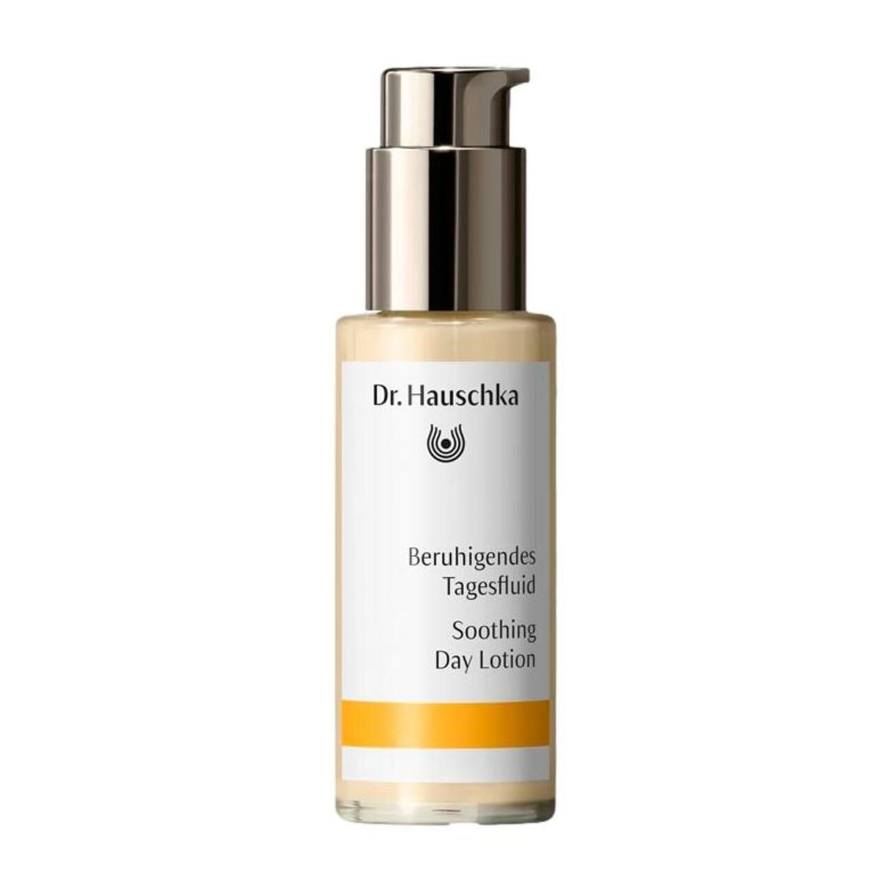 Beige Flasche mit Dosierpumpe. Beschriftung: Dr. Hauschka, Beruhigendes Tagesfluid, Soothing Day Lotion.