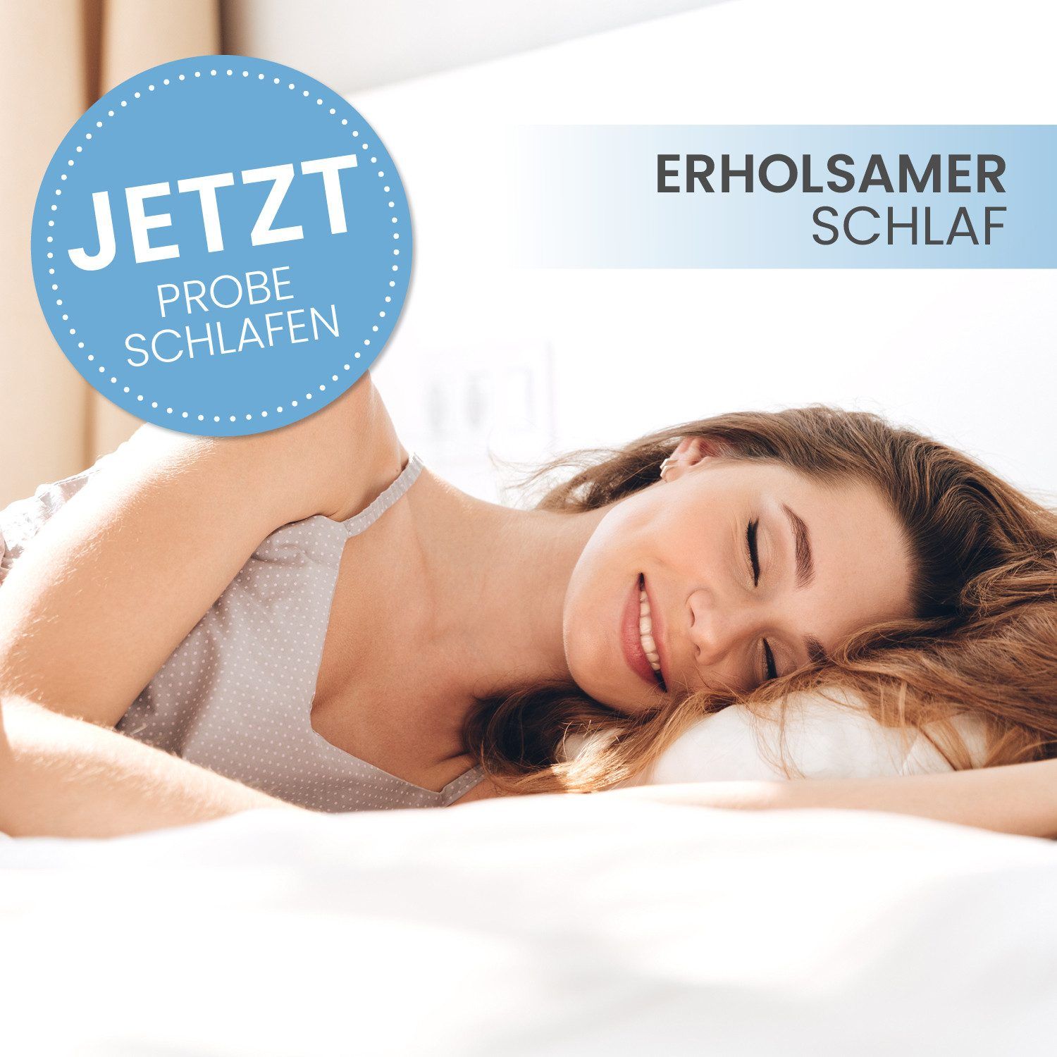 Frau liegt lächelnd auf einem Bett. Text: Jetzt Probe schlafen. Erholsamer Schlaf.