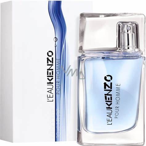 Parfumflakon neben weißer Verpackung. Aufschrift: L'EAU KENZO POUR HOMME. Verpackung mit blauem Design.
