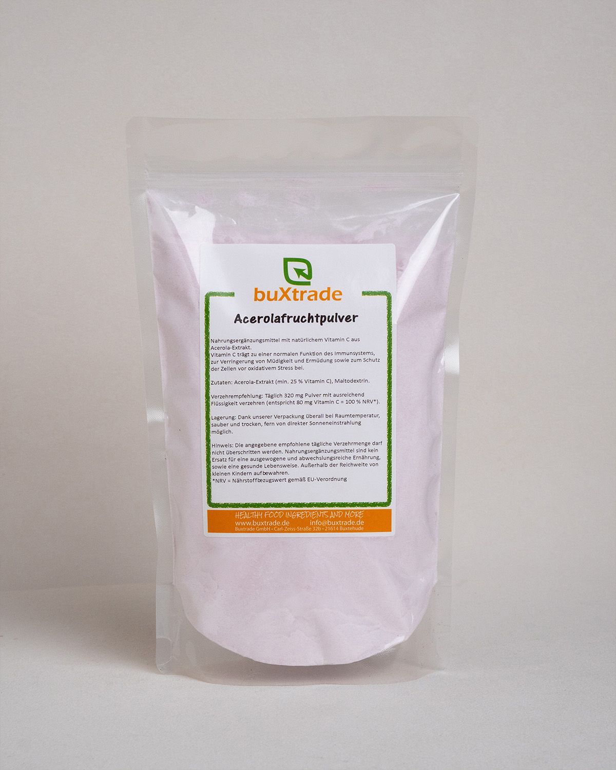 Transparente Tüte mit rosa Pulver. Aufdruck: buXtrade Acerola Fruchtpulver, Text und Logo.