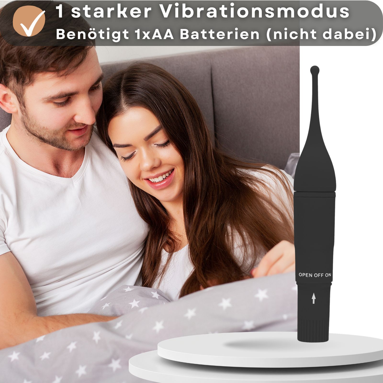Wellness-Produkt neben Text: 1 starker Vibrationsmodus, AA Batterien. Paar im Bett. Produkt auf Podest.