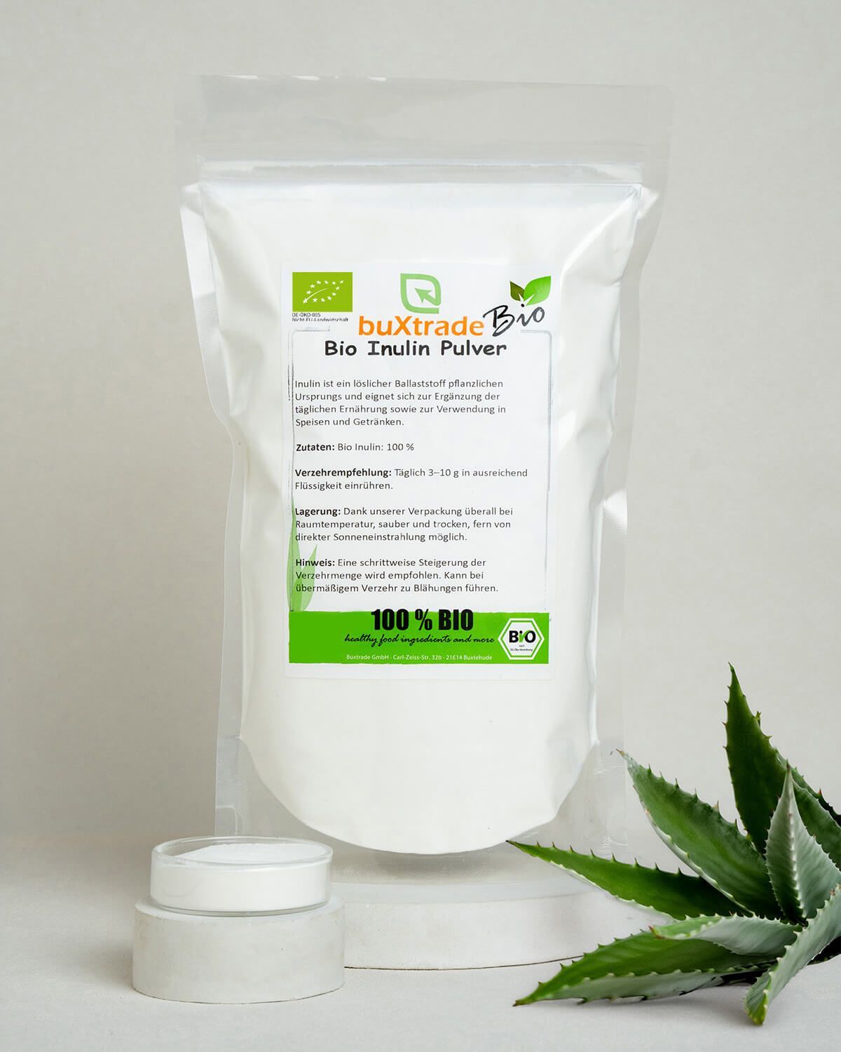 Buxtrade Bio Inulin Pulver im Beutel neben einem Glas und Aloe Vera.