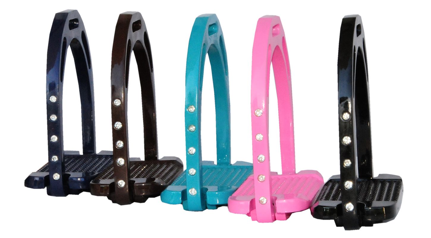 Fünf farbige Steigbügel. Farben: Blau, Braun, Türkis, Pink und Schwarz. Jeweils mit Strasssteinen besetzt.