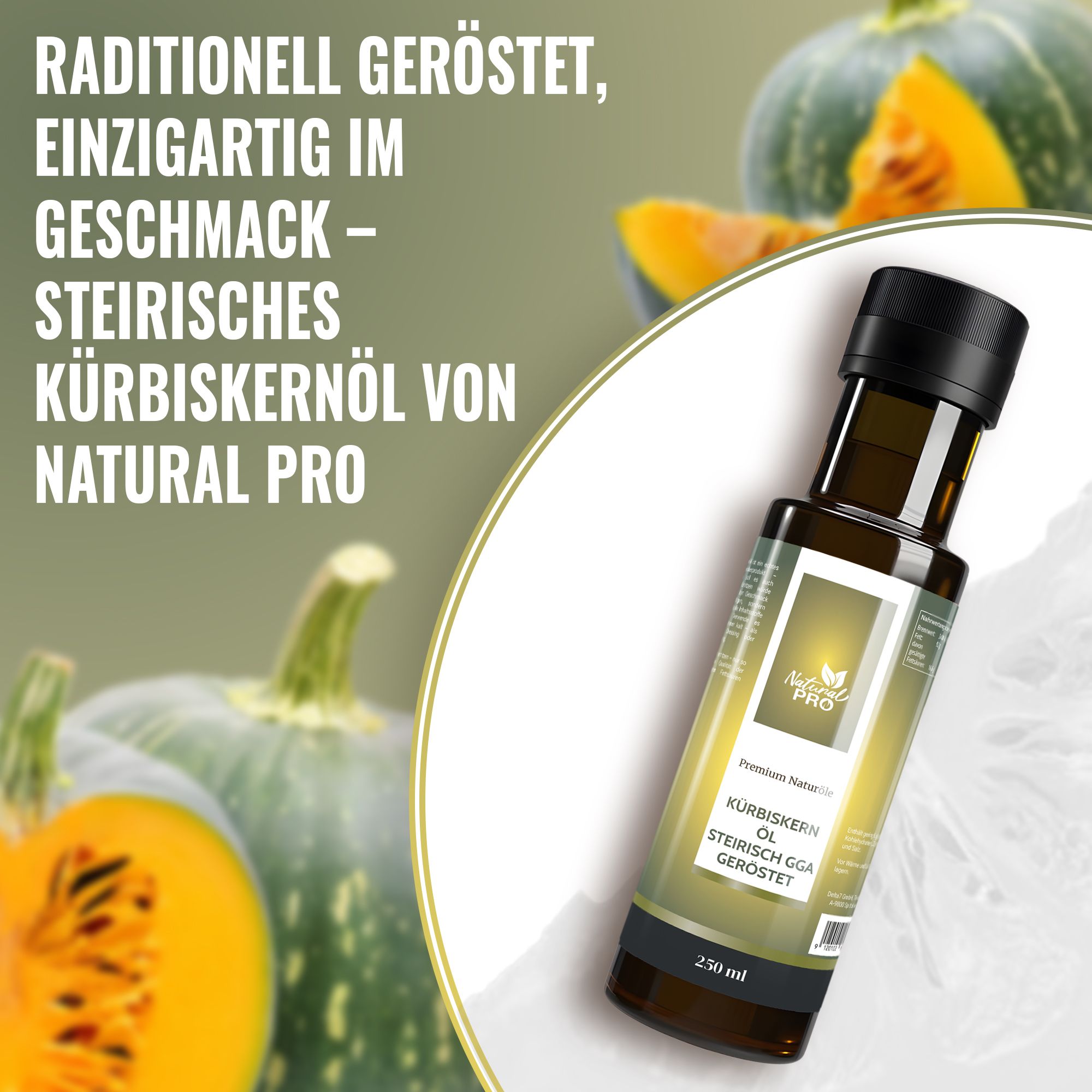 Braune Glasflasche mit schwarzem Deckel. Etikett mit Produktinformationen: Kürbiskernöl steirisch GGA geröstet. Hintergrund: Kürbis.
