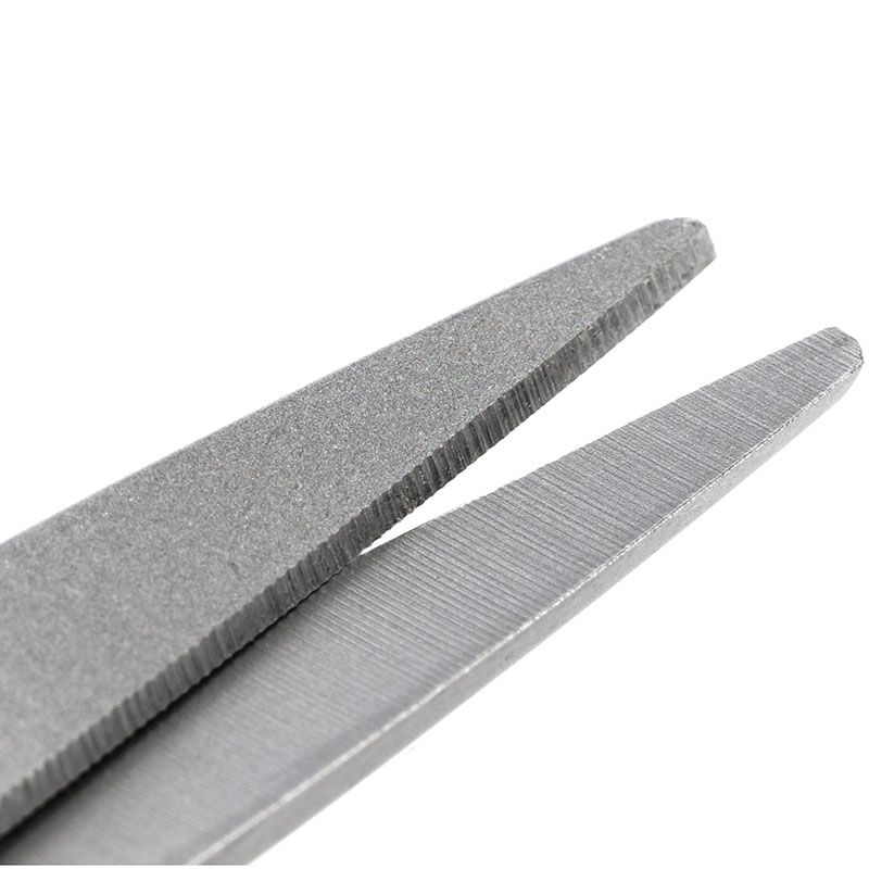 Nahaufnahme zweier gezahnter Klingen aus Metall.