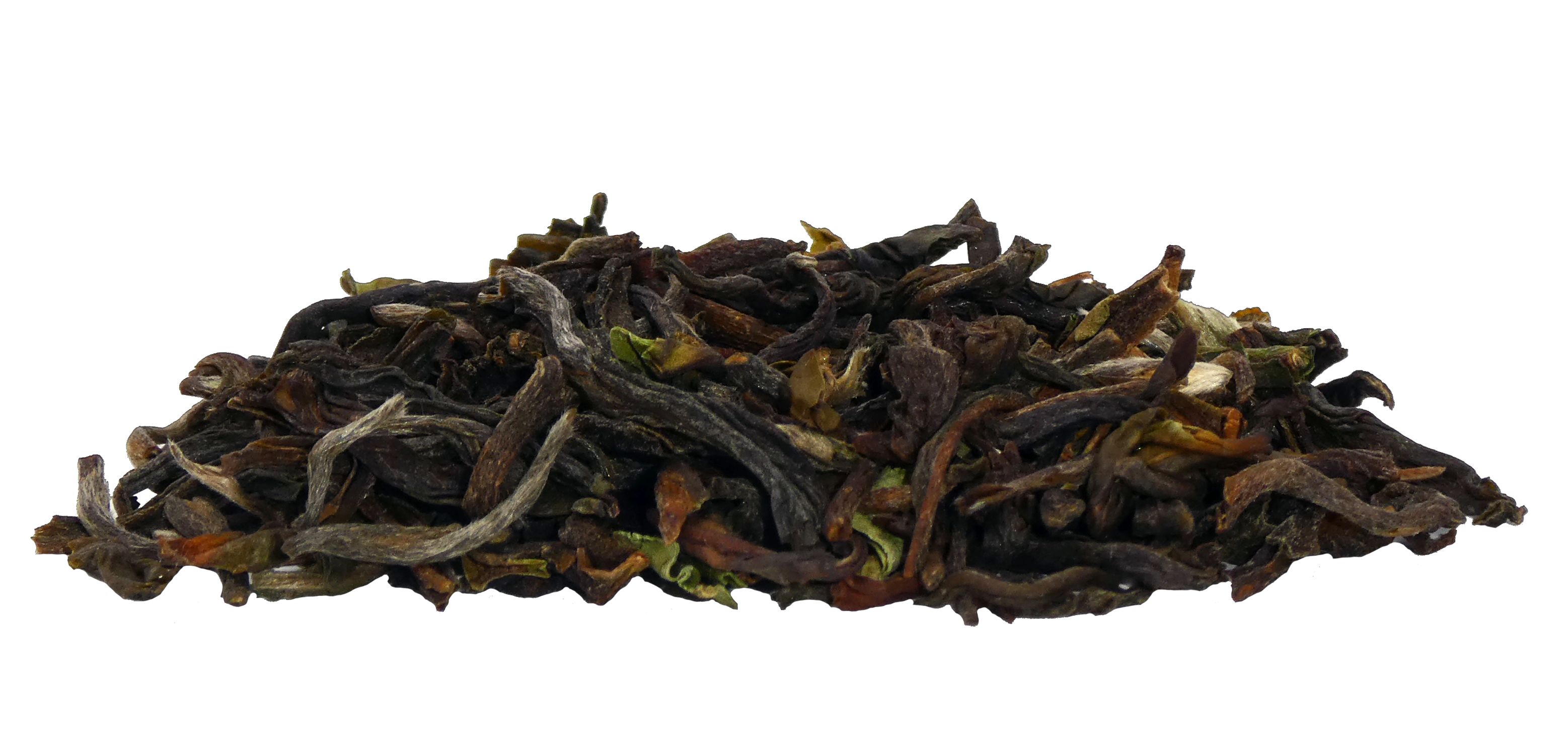 Haufen von losem, getrocknetem Darjeeling-Tee. Blätter und Knospen in verschiedenen Brauntönen und Grüntönen.