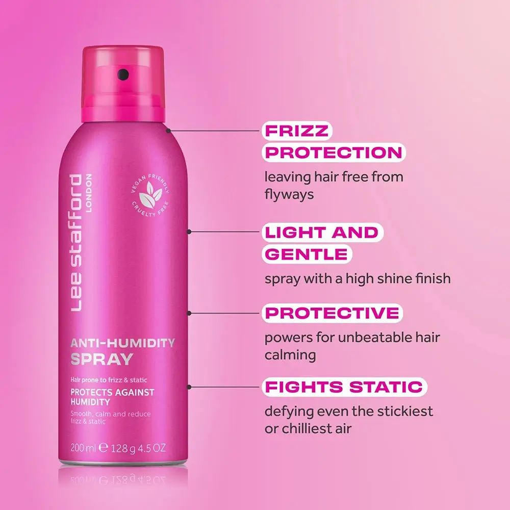 Rosa Sprühflasche Lee Stafford Anti-Humidity Spray. Vegan, tierversuchsfrei. Text: Frizz-Schutz, schützt vor Feuchtigkeit, statisch.