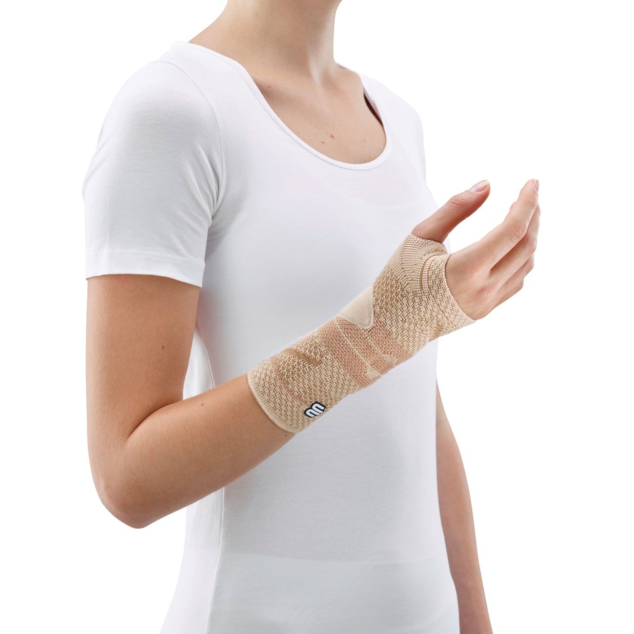 Beige Handgelenkbandage am Handgelenk einer Person. Offenes Design für die Finger. Marke sichtbar.