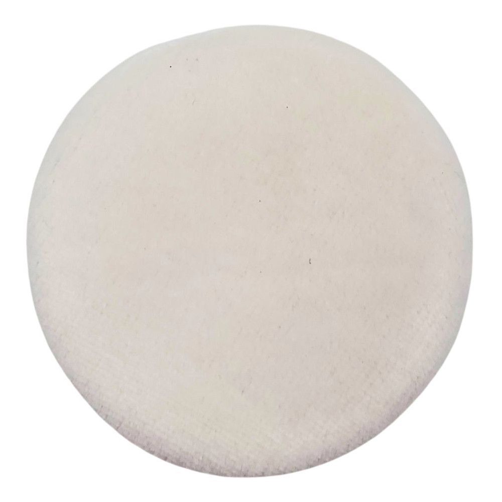Runder, cremefarbener Puderschwamm. Weiches Material, gleichmäßige Oberfläche. Auf weißem Hintergrund.