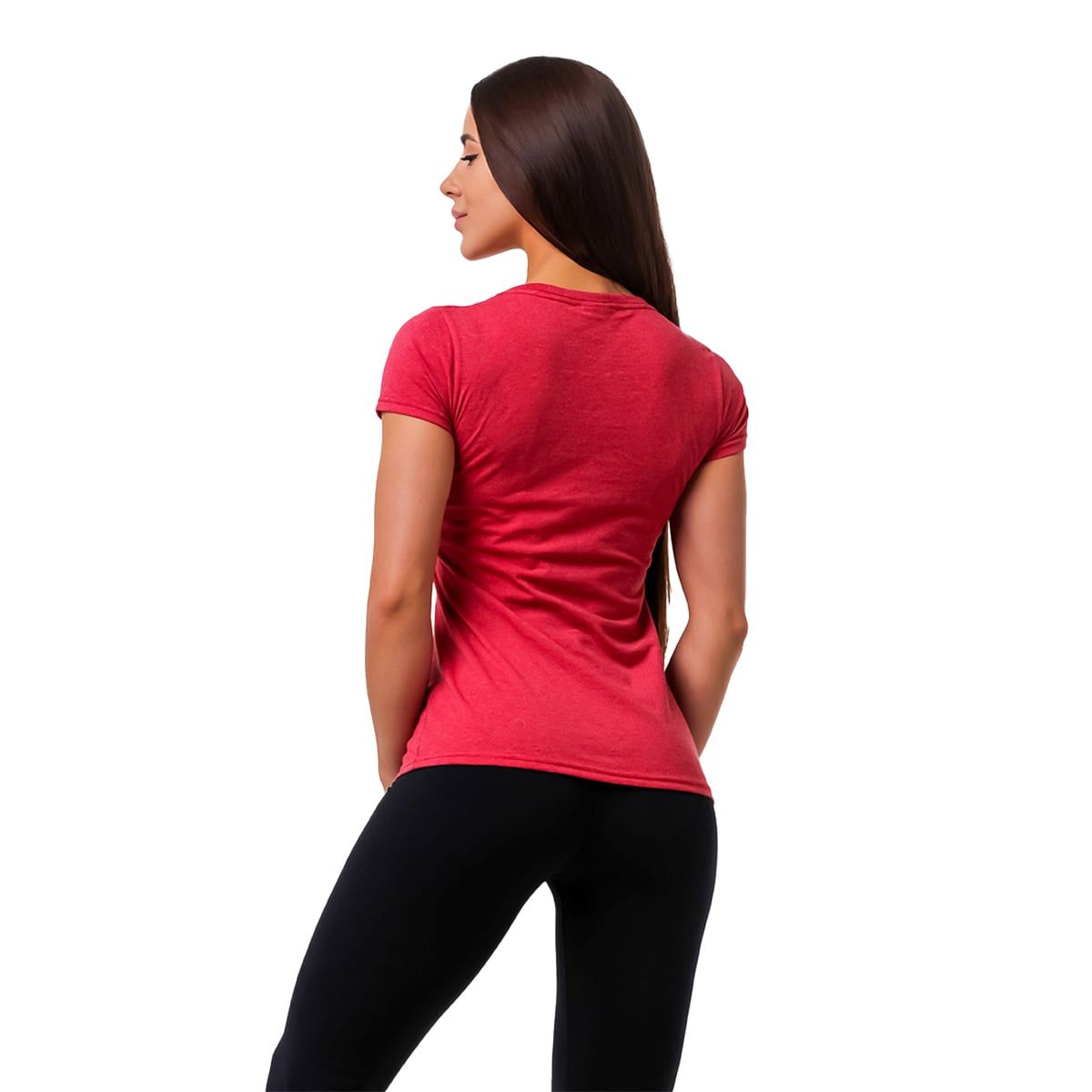 Rückansicht einer Frau in einem roten T-Shirt und schwarzen Leggings.