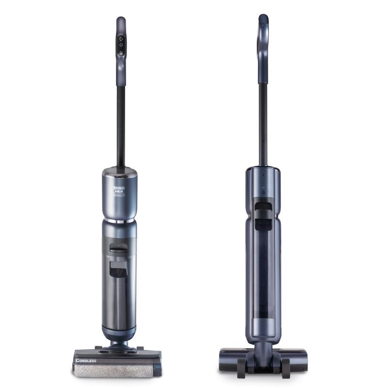 Zwei THOMAS AQUA FloorCleaner Cordless Plus. Frontansicht. Blau-schwarze Geräte. Bürstenköpfe, Stiele und Behälter sichtbar.