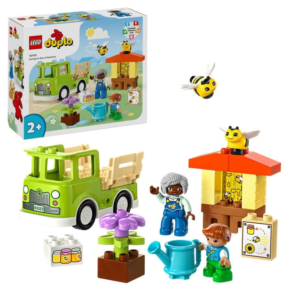 LEGO DUPLO Set mit LKW, Figuren, Bienenhaus, Blumen, Gießkanne und Bienen. Altersempfehlung: 2+. Einzelteile liegen daneben.