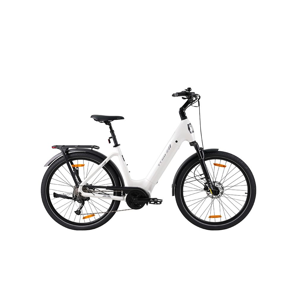 Weißes Elektrofahrrad mit schwarzen Reifen und Schutzblechen. Schwarzer Sattel. Gelbe Reflektoren an den Rädern.