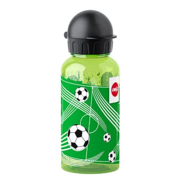 Grüne Trinkflasche mit Fußball-Design und schwarzem Deckel. Roter Aufkleber mit Logo. Fußball-Design auf grünem Hintergrund.