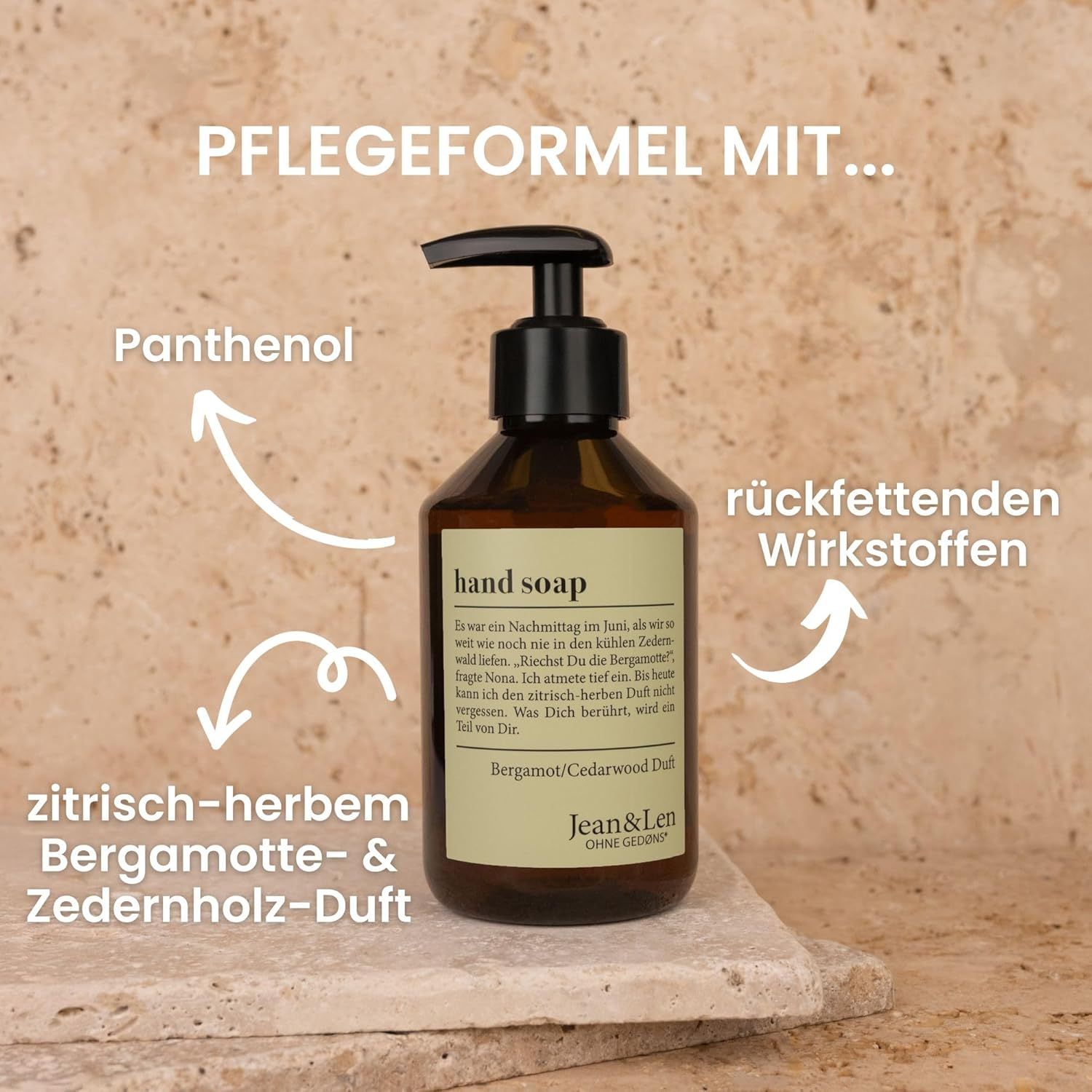 Braune Flasche mit schwarzem Pumpkopf. Aufschrift: hand soap, Bergamot/Cedarwood Duft. Jean & Len Logo. Pfeile zeigen auf Inhaltsstoffe.