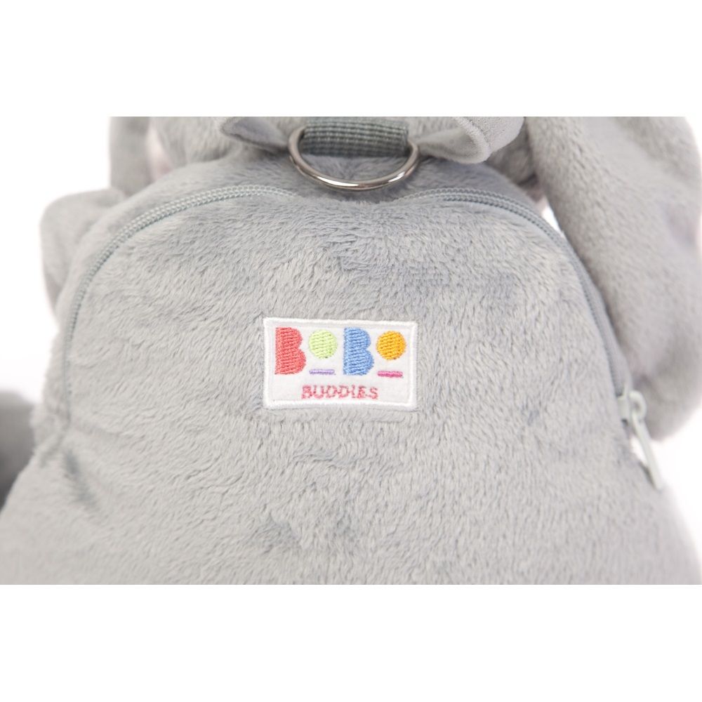 Grauer Rucksack mit BOB BUDDIES-Logo. Reißverschluss am oberen Rand. Metallring für die Sicherheitsleine.