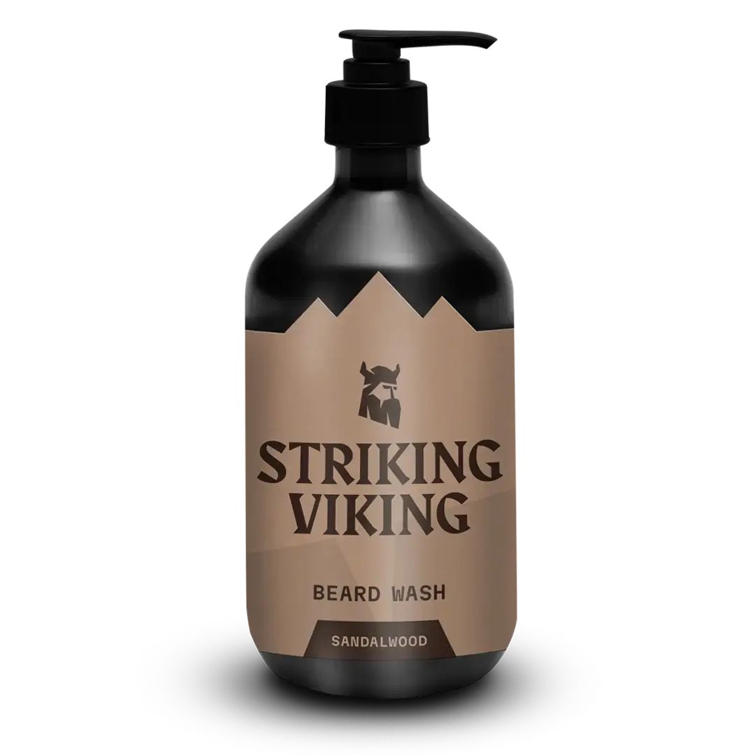Schwarze Flasche mit Pumpe. Auf braunem Etikett: "Striking Viking", "Beard Wash", "Sandalwood".