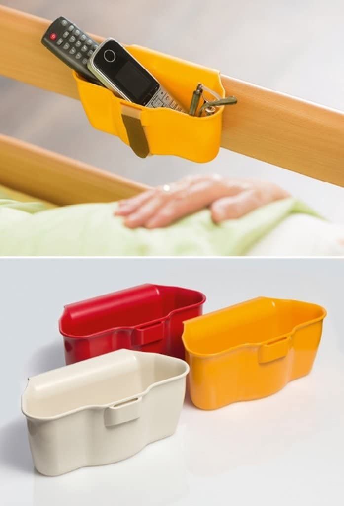 Gelbe Utensilientasche am Pflegebett. Enthält Fernbedienung, Handy und Schlüssel. Mehrere Farben.