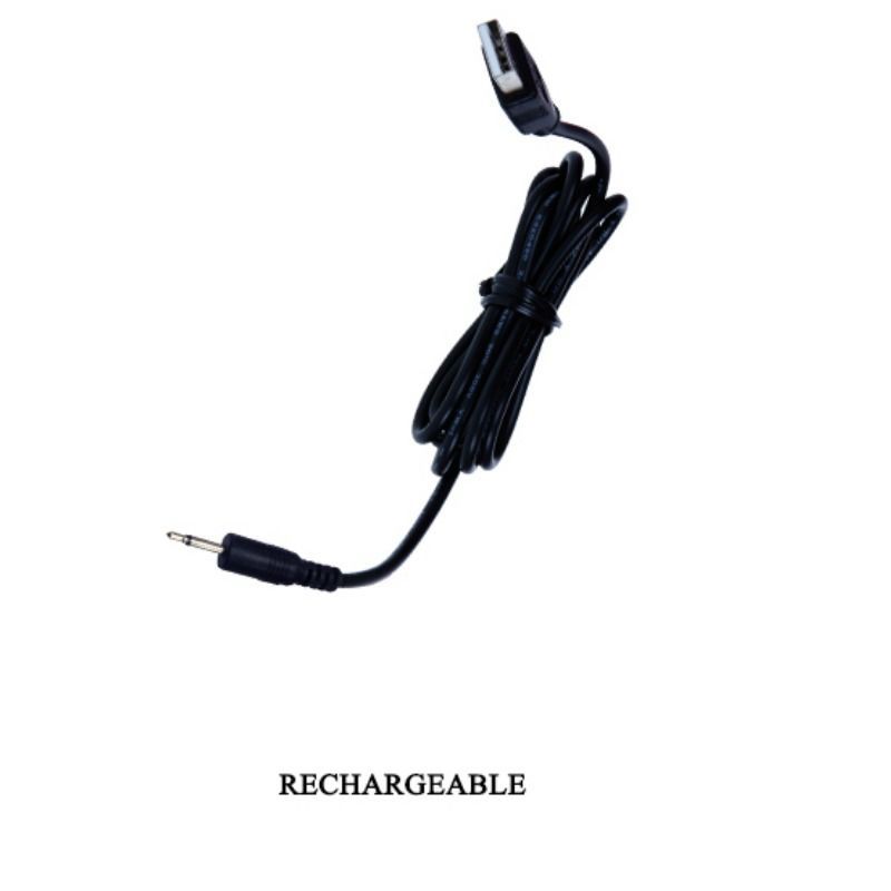 Schwarzes Ladekabel mit Klinkenstecker. Aufschrift: RECHARGEABLE.