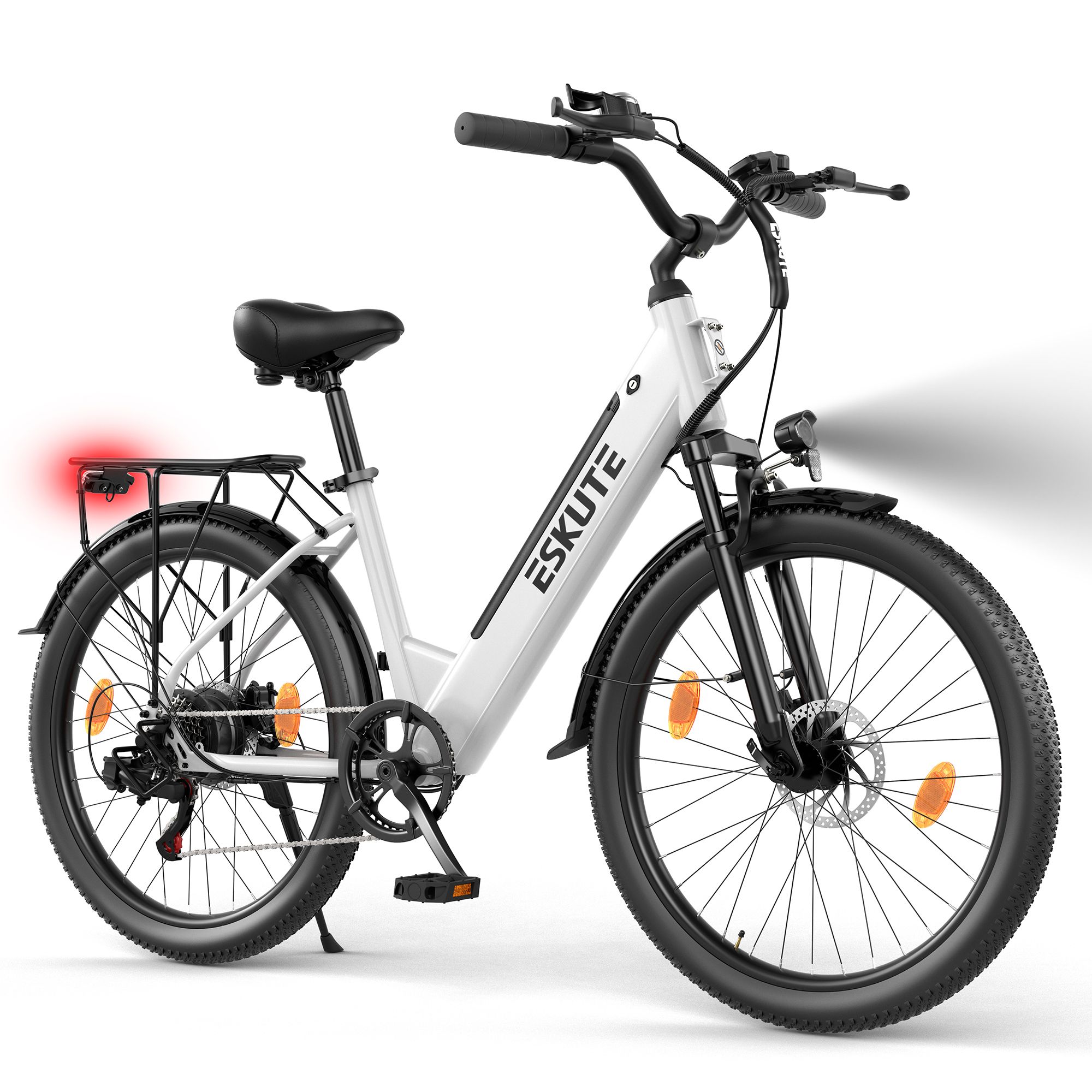 Weißes Elektro-Citybike mit schwarzen Elementen. Marke ESKUTE. Rücklicht und Scheinwerfer leuchten.