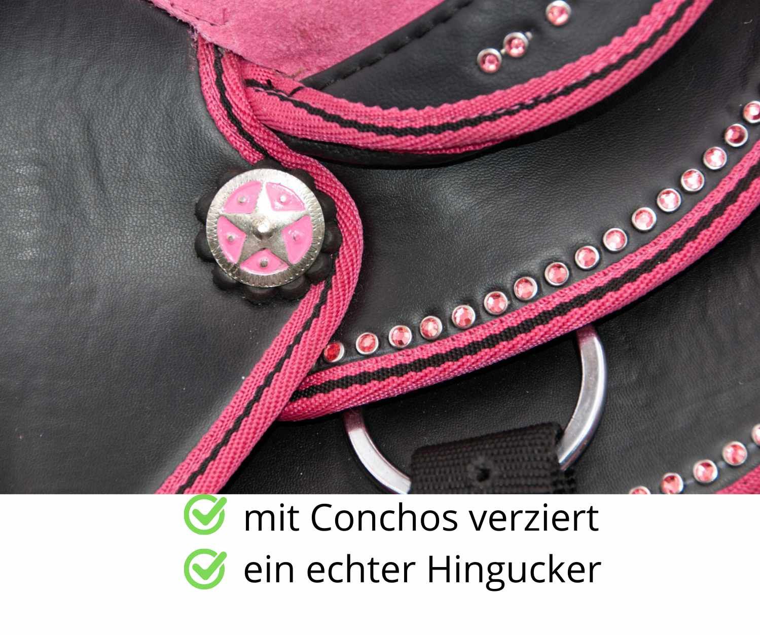 Nahaufnahme eines pinkfarbenen und schwarzen Westernsattels für Pony/Shetty. Mit Stern-Applikationen und Strasssteinen verziert. Text: mit Conchos verziert, ein echter Hingucker.