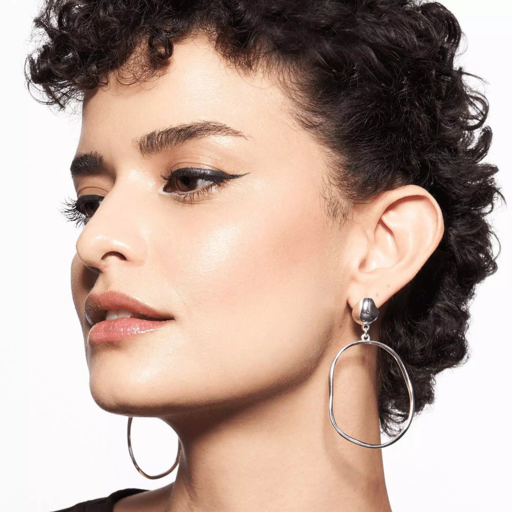 Porträt einer Frau mit Eyeliner. Sie trägt einen schwarzen Eyeliner-Strich.