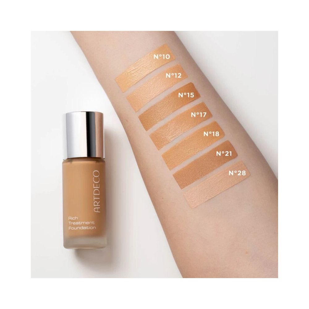 Artdeco Rich Treatment Foundation. Flasche und Farbmuster auf Arm. Farbnummern: 10, 12, 15, 17, 18, 21, 28.