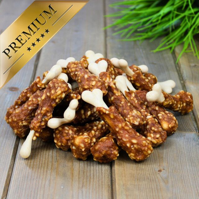 Hühnchenschenkel-Snacks auf Holzbrett. Goldene Premium-Auszeichnung.