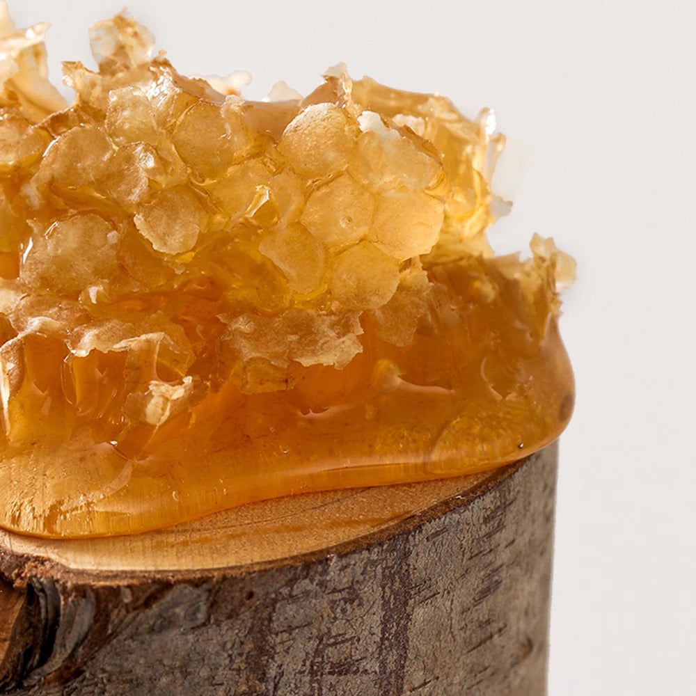 Honigwabe auf Holz. Nahaufnahme. Honig tropft.