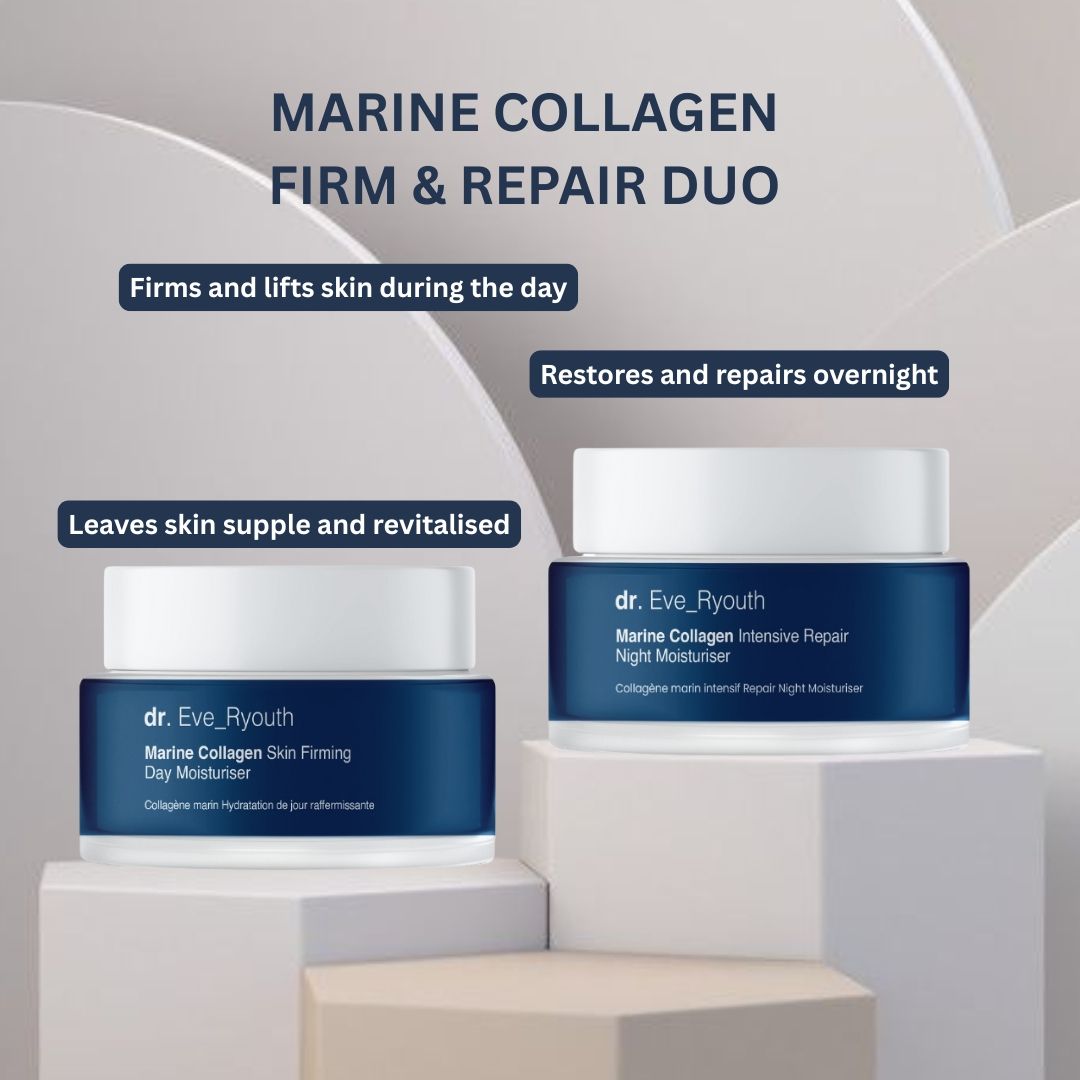 Zwei Tiegel mit weißem Deckel und dunkelblauer Beschriftung. Aufschrift: Dr. Eve_Ryouth, Marine Collagen, Tag- und Nachtcreme. Auf Podest.