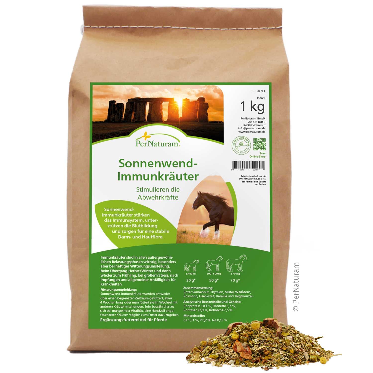 PerNaturam Sonnenwend-Immunkräuter in einem 1 kg Beutel. Etikett mit Produktname, Logo, und Informationen. Kräutermischung sichtbar.