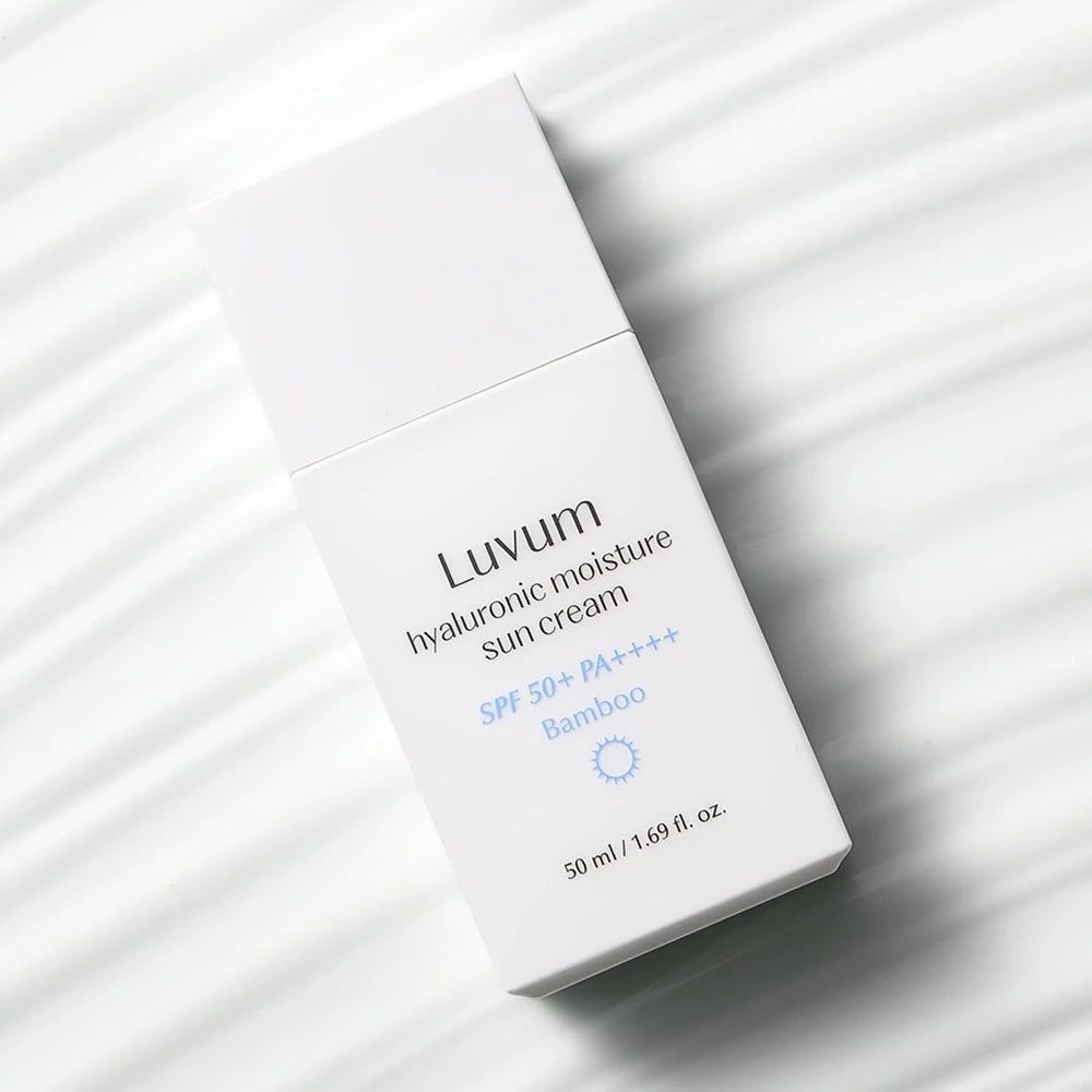 LUVUM Hyaluronsäure Feuchtigkeitscreme LSF 50+ PA++++. Weiße Tube auf weißem Hintergrund.