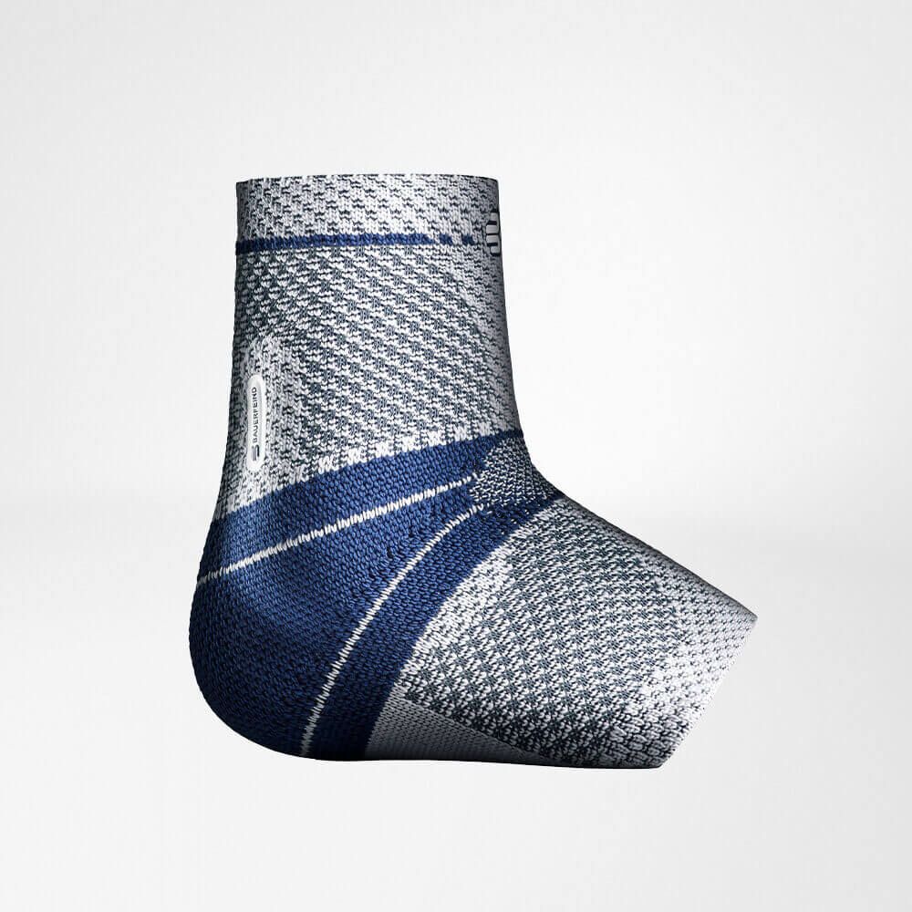 Knöchelbandage, grau-blaues Gestrick, anatomische Form. Mit blauen Akzenten und Verstärkungen.