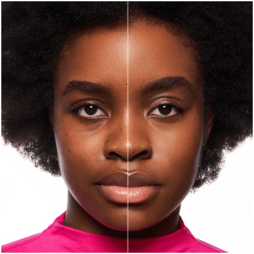 Gesicht einer Person, geteilt durch eine vertikale Linie. Eine Gesichtshälfte mit Foundation, die andere ohne.