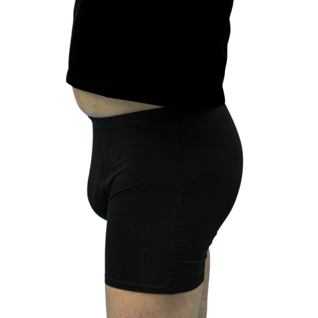 Seitenansicht: Mann in schwarzen Boxershorts. Eng anliegend.