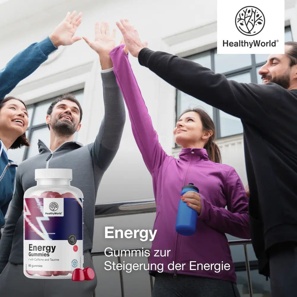 Gruppe von vier Personen gibt sich nach dem Sport die High Five, Flasche Energy Gummis daneben.