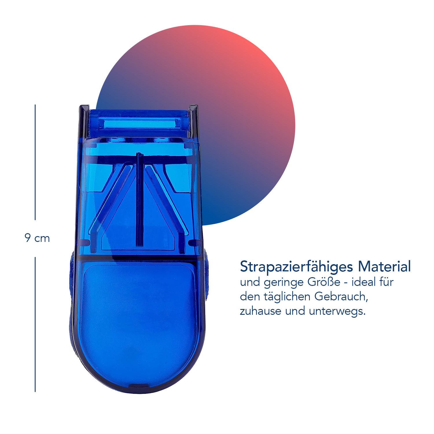 Blauer Tablettenteiler, geöffnet. 9 cm hoch. Text: Strapazierfähiges Material und geringe Größe - ideal für den täglichen Gebrauch.