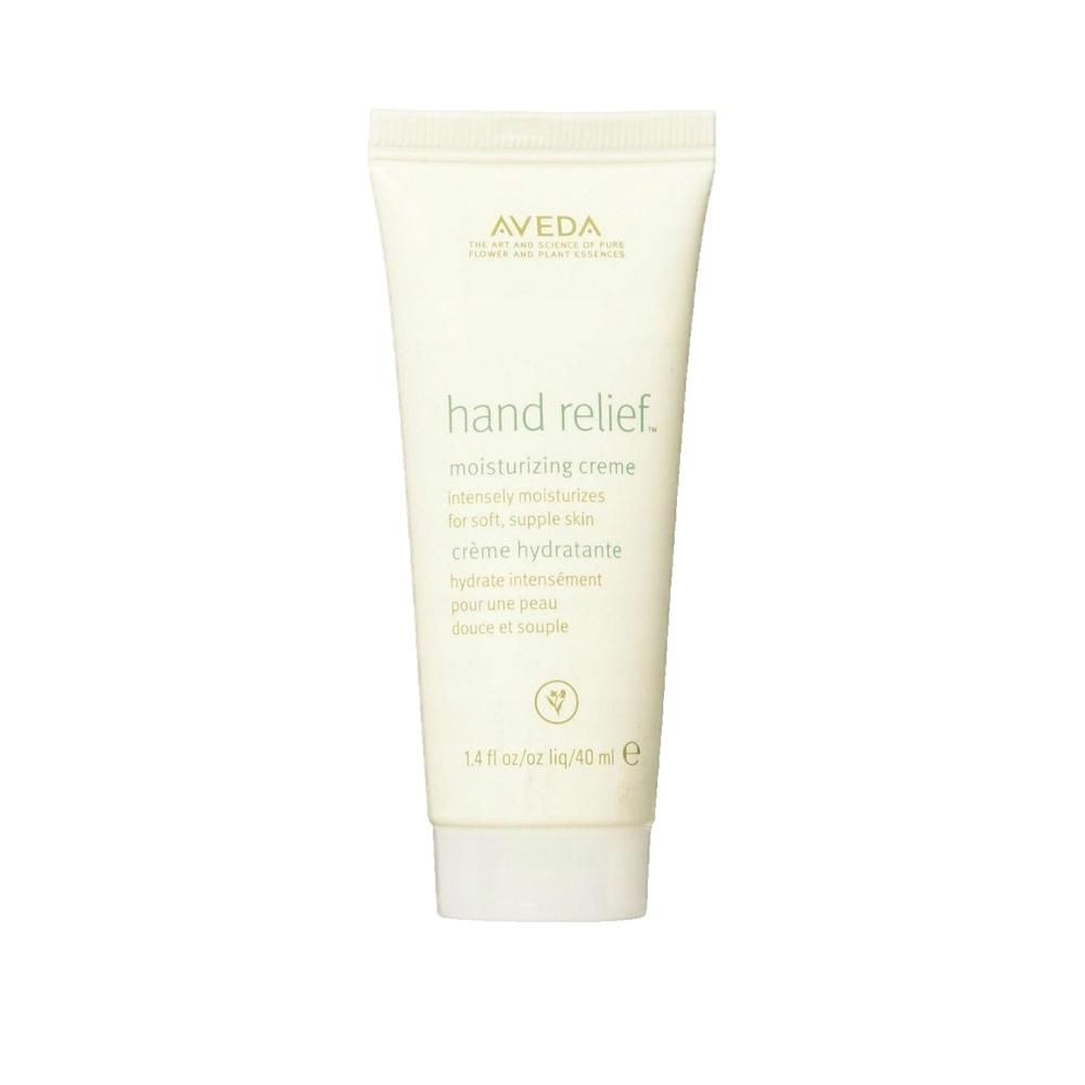 Creme-Tube mit Produktnamen und Markennamen. Hellbeige Tube mit weißem Deckel. Text: Hand Relief, Aveda.