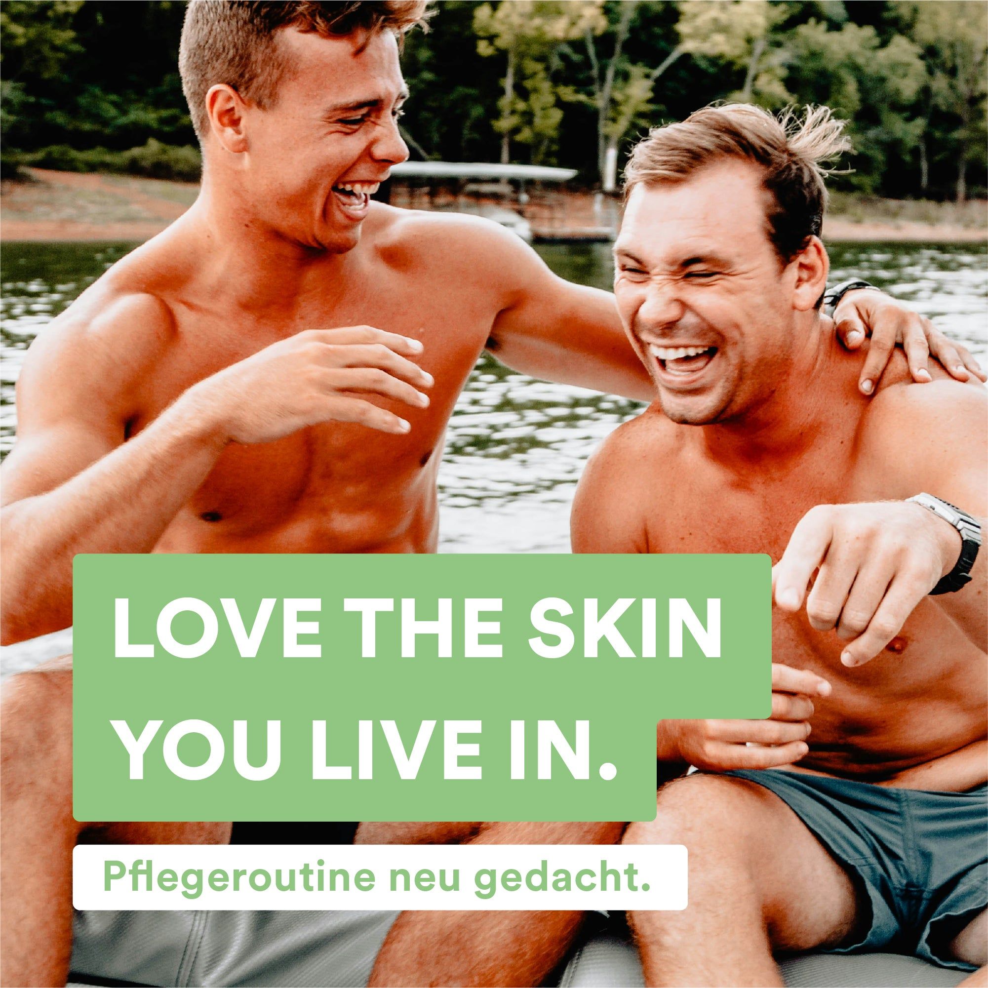 Zwei Männer lachen. Text: Love the skin you live in. Pflege-Routine neu gedacht.