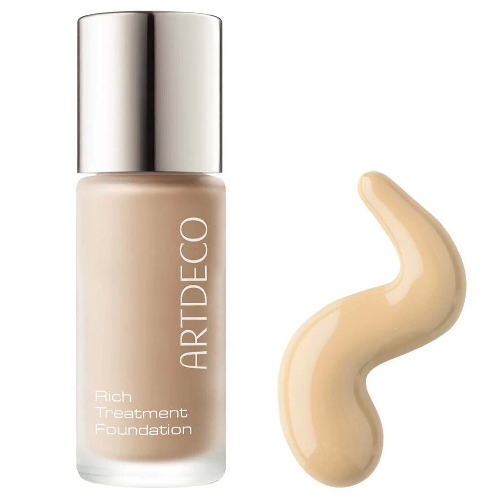 Artdeco Rich Treatment Foundation. Flasche mit silbernem Deckel und Produkt. Produktname und Marke sichtbar. Hautfarbene Flüssigkeit.