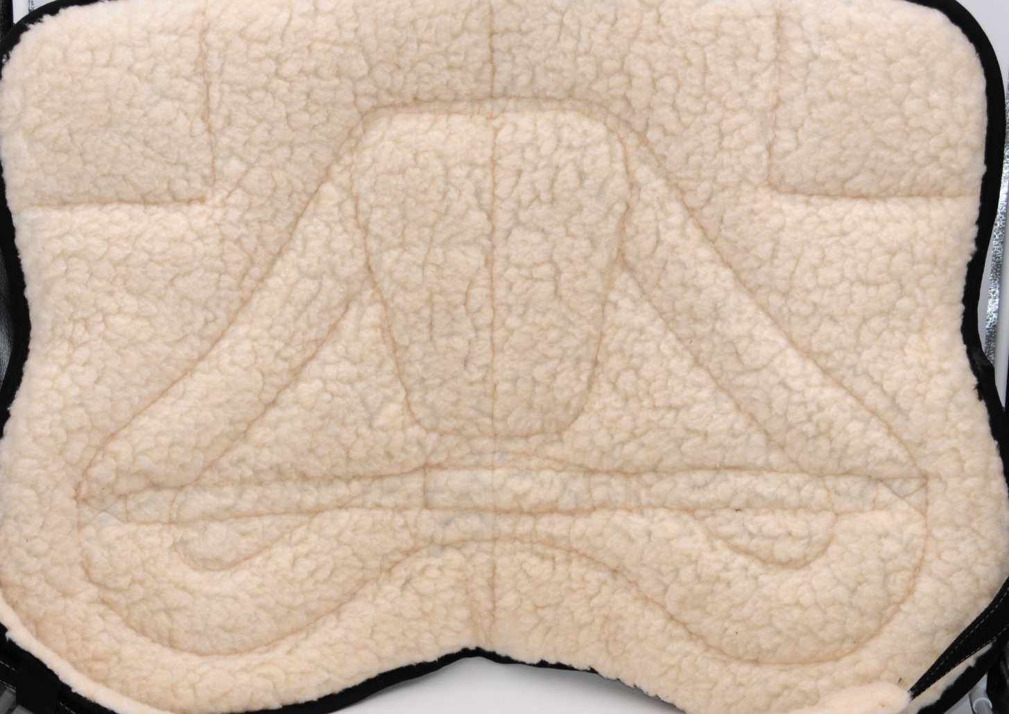 Innenansicht des Bareback Pads. Cremefarbenes, weiches Material mit geprägten Mustern.