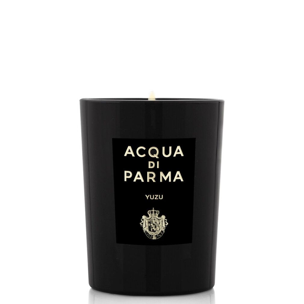 Schwarze Kerze mit Etikett. Aufschrift: ACQUA DI PARMA, YUZU. Logo. Zylindrische Form. Weißer Docht.