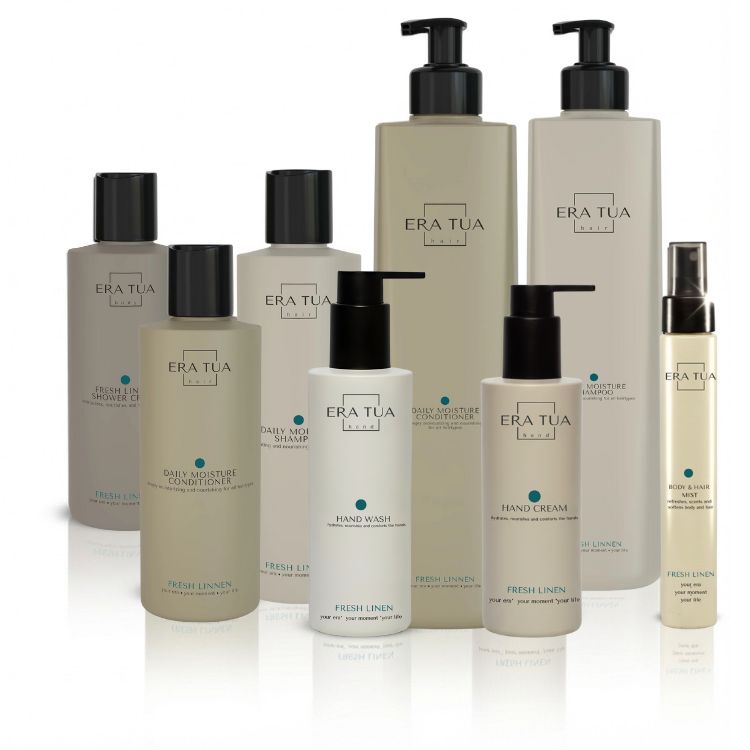 Mehrere Flaschen und Tuben. Text: ERA TUA. Produkte: CONDITIONER, SHAMPOO, HANDCREME, HAND WASH. Verschiedene Größen und Formen.