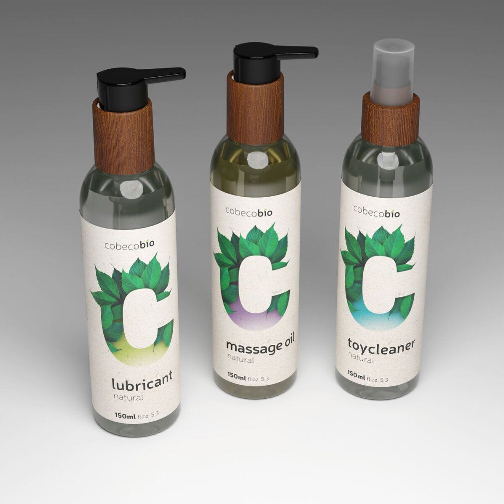 Drei Flaschen mit unterschiedlichen Etiketten. Links: "lubricant natural". Mitte: "massage oil". Rechts: "toycleaner".